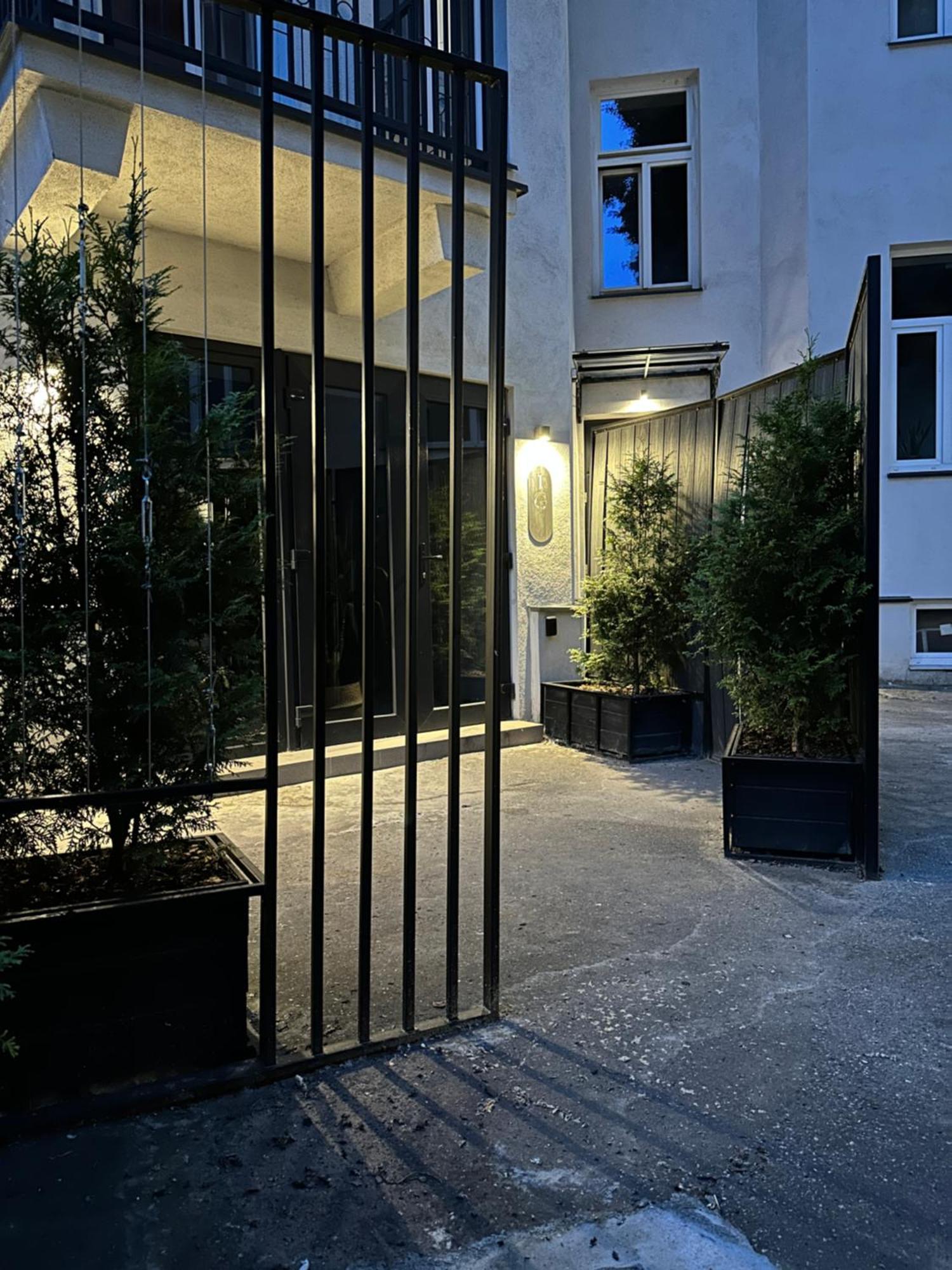 City Garage Apartment - Lwowska 9 ワルシャワ エクステリア 写真